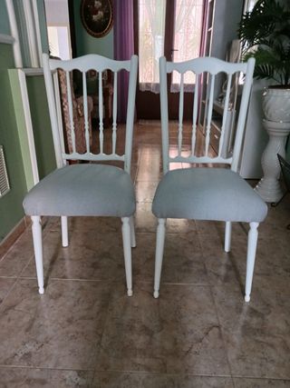 2 Sillas madera blancas y grises