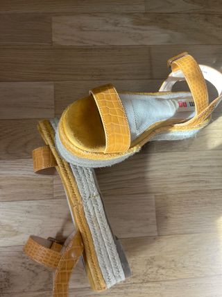 Sandalias esparto mostaza