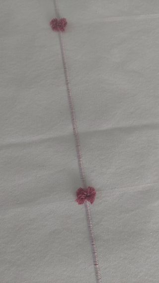 Cortinas brancas c/ detalhes rosa escuro