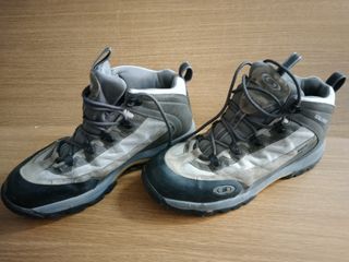 Botas montaña Salomón grises