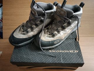 Botas montaña Salomón grises