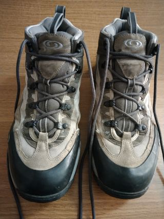 Botas montaña Salomón grises