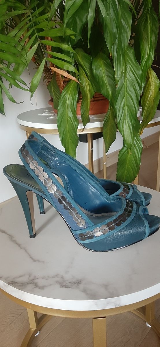 Elegantes Salones Nine West de color azul petróleo