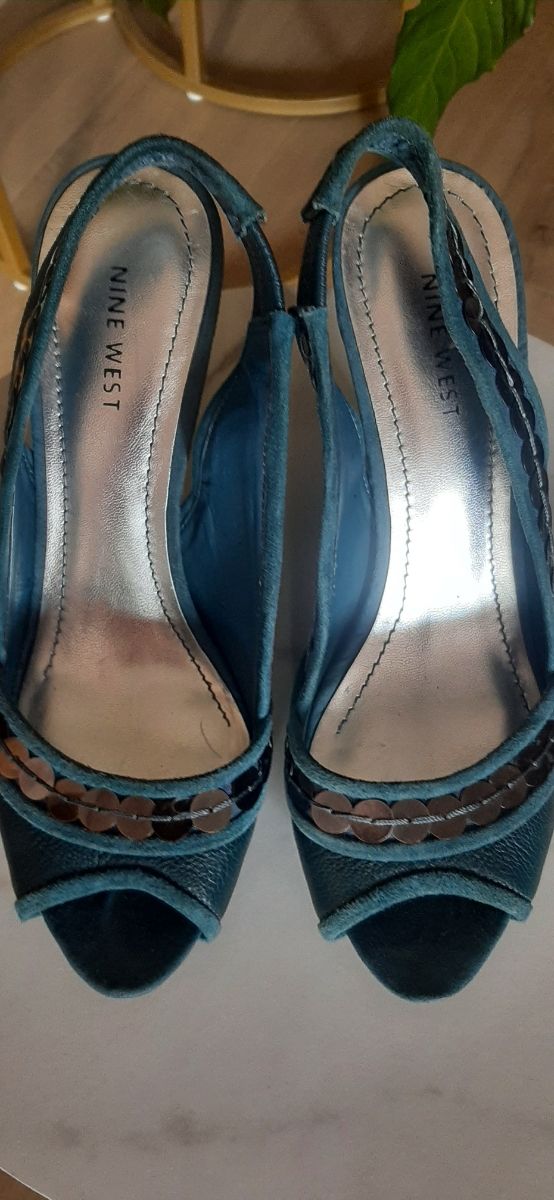 Elegantes Salones Nine West de color azul petróleo