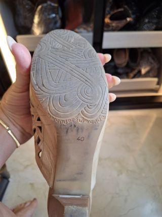 Zuecos Wonder piel beige, talla 40