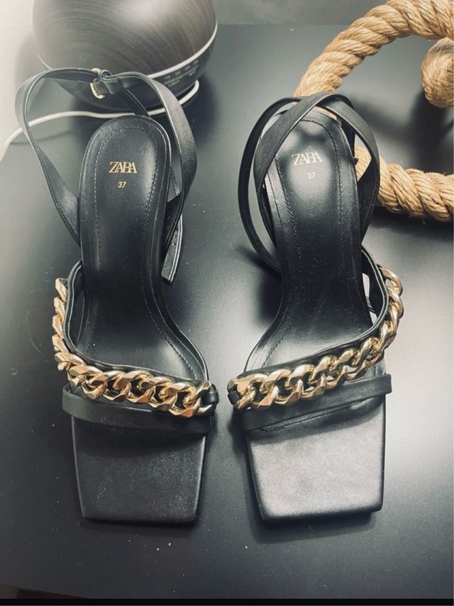 Sandalias Zara doradas tacón 37