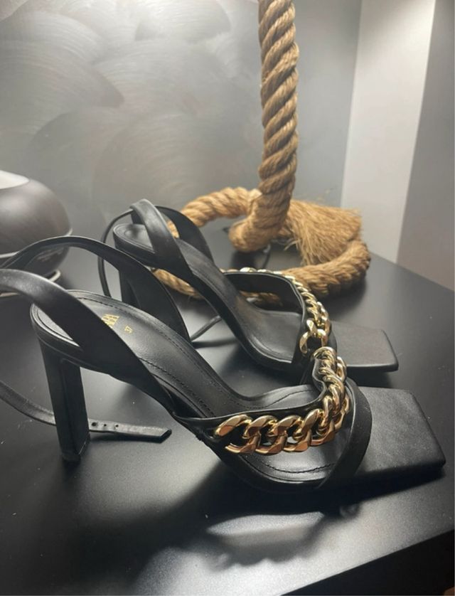 Sandalias Zara doradas tacón 37