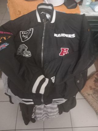 Chaqueta Alpha Industries Raiders New era en mano
