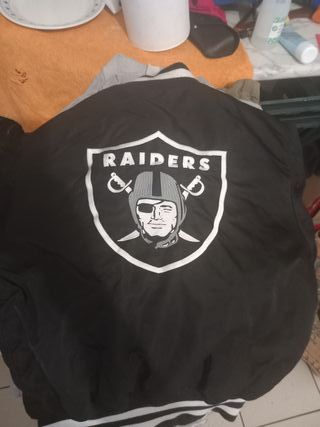 Chaqueta Alpha Industries Raiders New era en mano