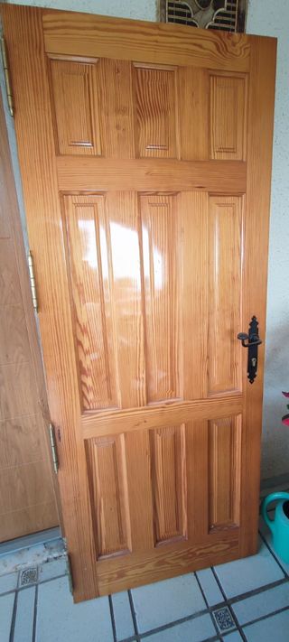 Puerta Pino macizo - Exterior, sin marco.
