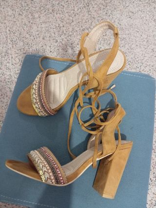 Sandalias tacón marrón