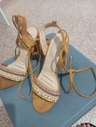 Sandalias tacón marrón