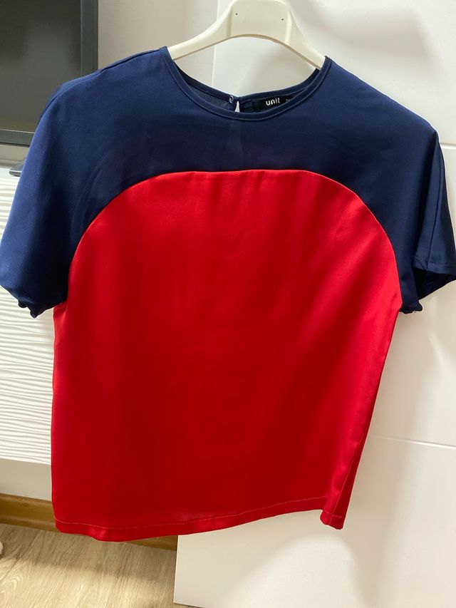 Camiseta roja y azul