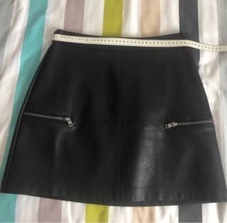 Minifalda negra cuero sintético