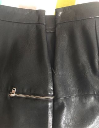 Minifalda negra cuero sintético