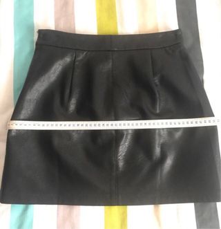 Minifalda negra cuero sintético