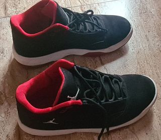 Zapatillas Jordan negras y rojas
