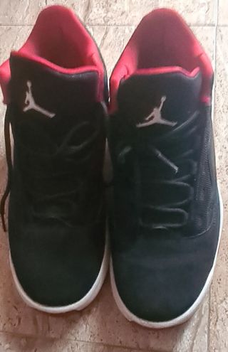 Zapatillas Jordan negras y rojas