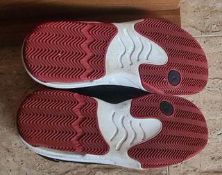 Zapatillas Jordan negras y rojas