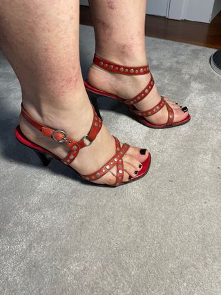 Tacones rojos con tachuelas