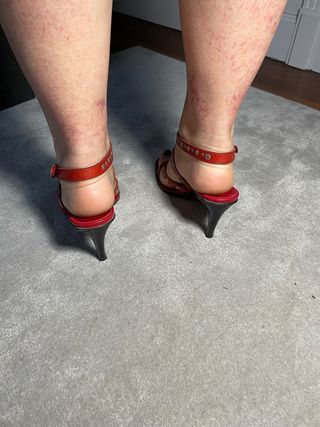 Tacones rojos con tachuelas