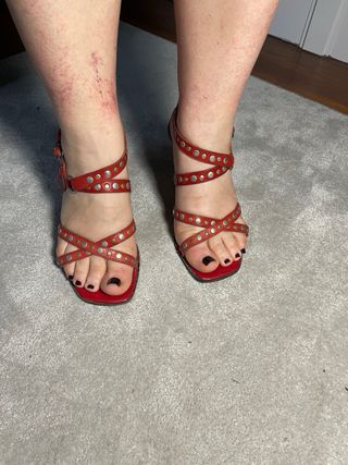 Tacones rojos con tachuelas