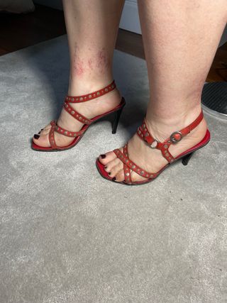 Tacones rojos con tachuelas