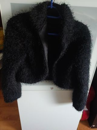 Chaqueta torera negra corta ideal para la noche 