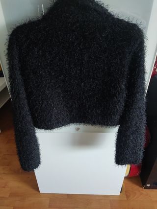 Chaqueta torera negra corta ideal para la noche 