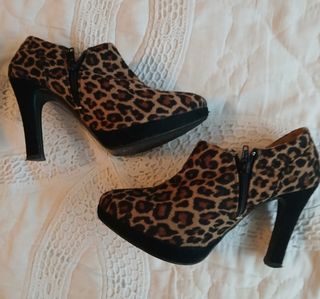 Zapato de tacón y plataforma con animal print.