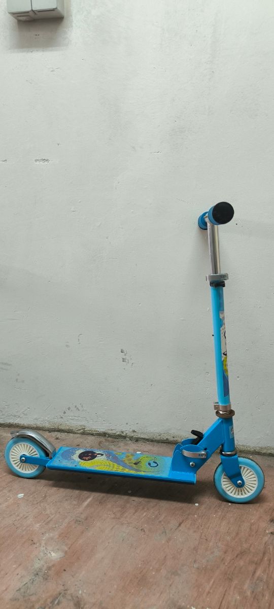 Monopatín infantil azul