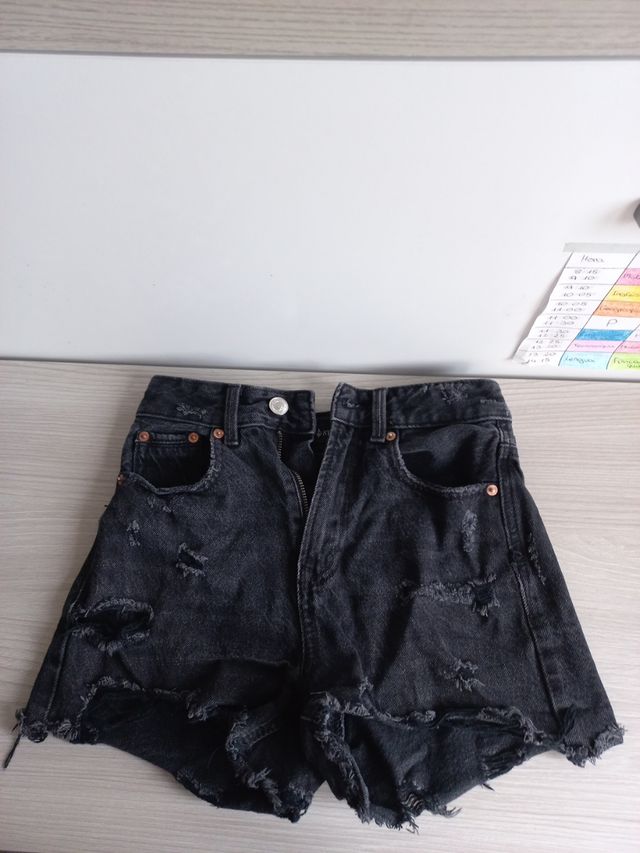 Shorts Stradivarius negros rotos