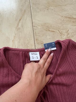 Total look, conjunto de lefties, temporada 2025 color fresa/ rosa,ciruela, pantalón talla S y camiseta talla M sin estrenar! 
Pantalón campana y top manga corta