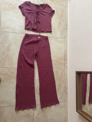 Total look, conjunto de lefties, temporada 2025 color fresa/ rosa,ciruela, pantalón talla S y camiseta talla M sin estrenar! 
Pantalón campana y top manga corta
