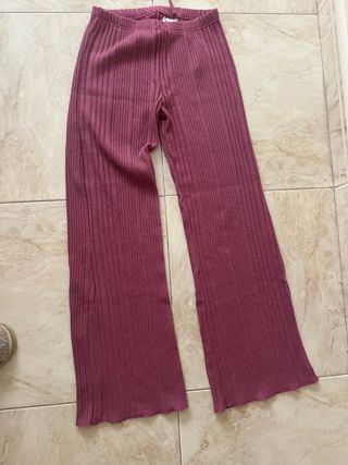 Total look, conjunto de lefties, temporada 2025 color fresa/ rosa,ciruela, pantalón talla S y camiseta talla M sin estrenar! 
Pantalón campana y top manga corta