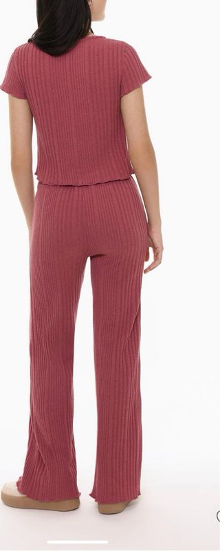 Total look, conjunto de lefties, temporada 2025 color fresa/ rosa,ciruela, pantalón talla S y camiseta talla M sin estrenar! 
Pantalón campana y top manga corta