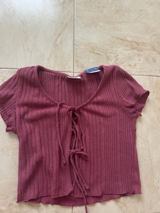 Total look, conjunto de lefties, temporada 2025 color fresa/ rosa,ciruela, pantalón talla S y camiseta talla M sin estrenar! 
Pantalón campana y top manga corta