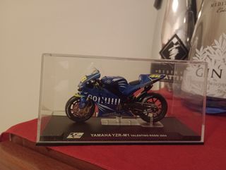 Moto Yamaha YZR-M1 Rossi 2004