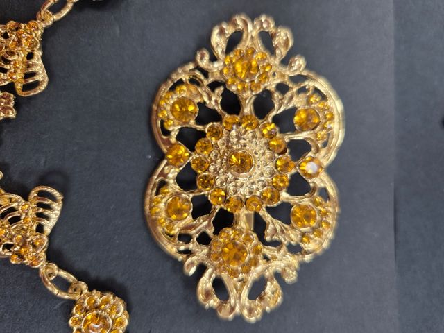 Adorno dorado con pedrería