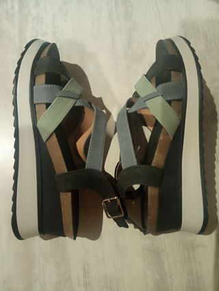 Sandalias plataforma negras, grises y verdes .