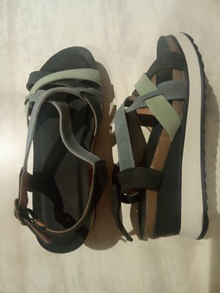 Sandalias plataforma negras, grises y verdes .