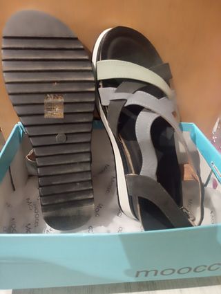 Sandalias plataforma negras, grises y verdes .