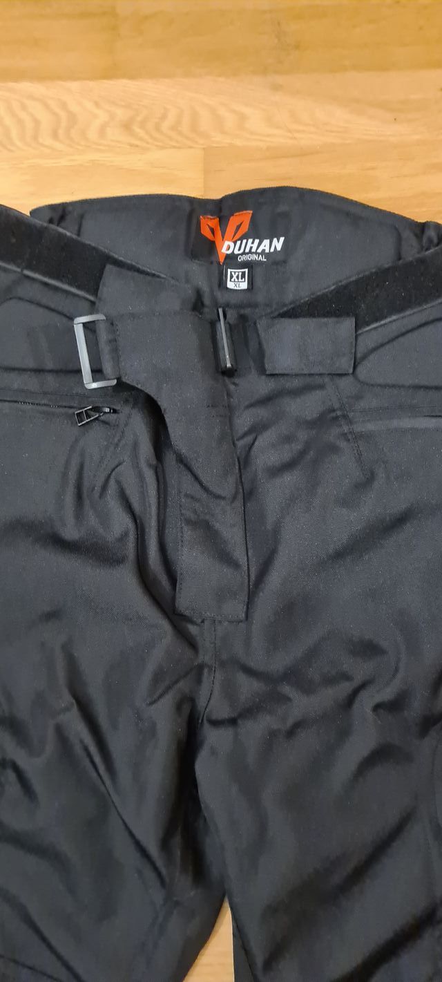 Chaqueta y pantalón moto Duhan con protecciones.