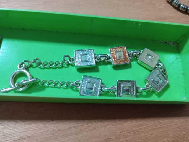 Pulsera y pendientes cuadrados