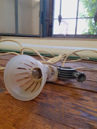 Lampada da tavolo a morsetto - bianca e grigia