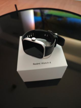 Xiaomi Redmi Watch 4 
Gris. Y correa marron piel.