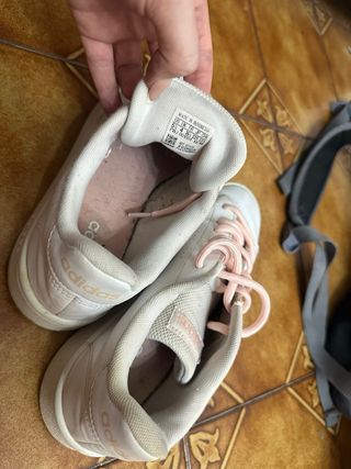 Zapatillas Adidas blancas y rosas