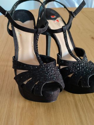 Tacones negros abiertos