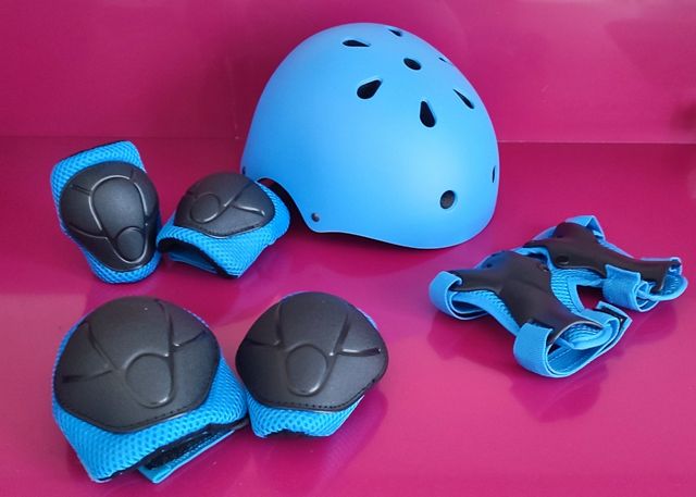 Casco y protecciones niño, azul