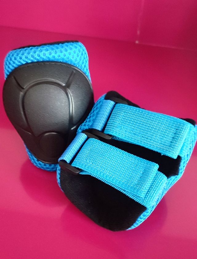 Casco y protecciones niño, azul